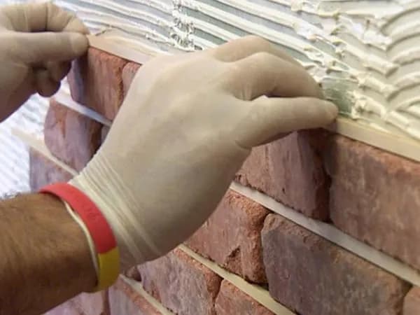 Na co kleić cegłę dekoracyjną? Sprawdzone metody i kleje