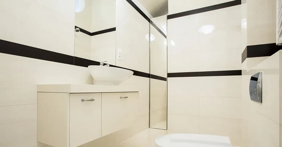 Jak powiększyć łazienkę lustrami - skuteczne triki na przestronność