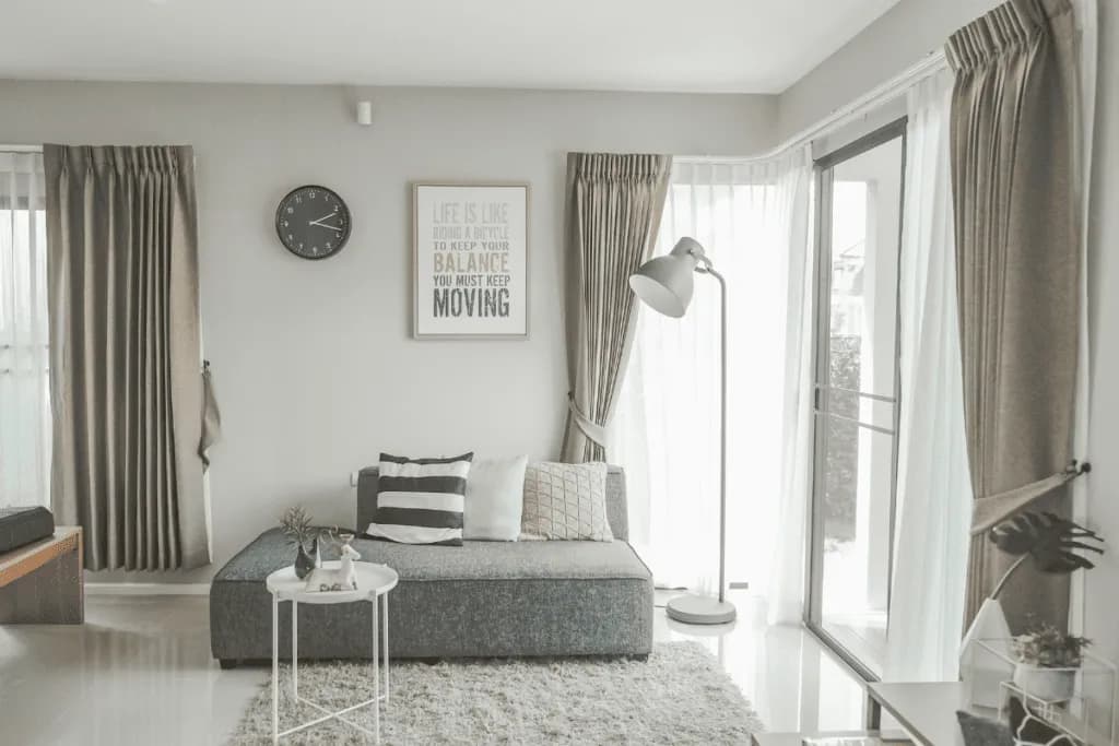 Jakie dodatki do szarych ścian i białych mebli ożywią wnętrze?