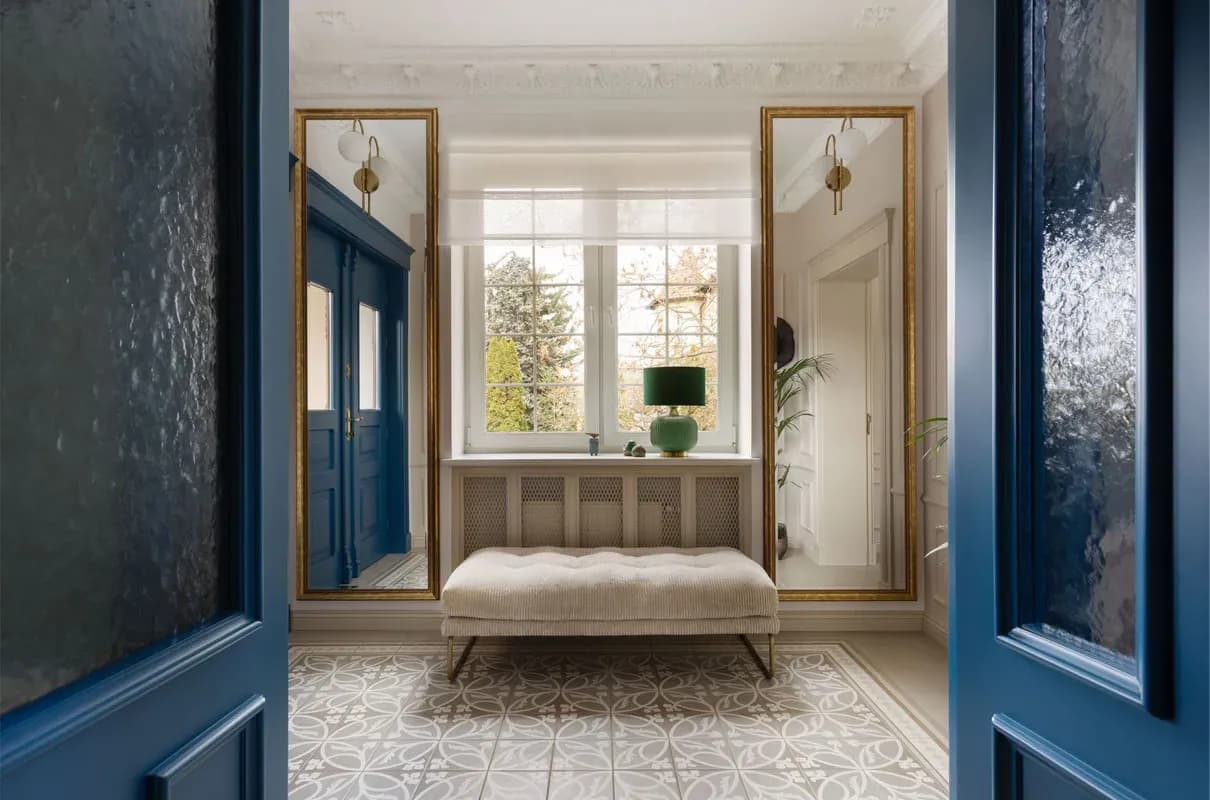 Co położyć na ścianę w przedpokoju, by uniknąć brzydkiego efektu?