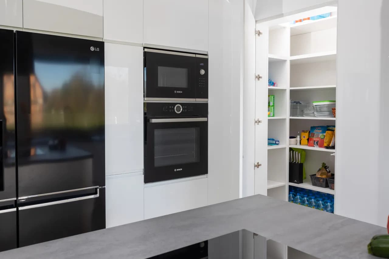 Jak zrobić spiżarnię w kuchni: praktyczne porady na każdą przestrzeń