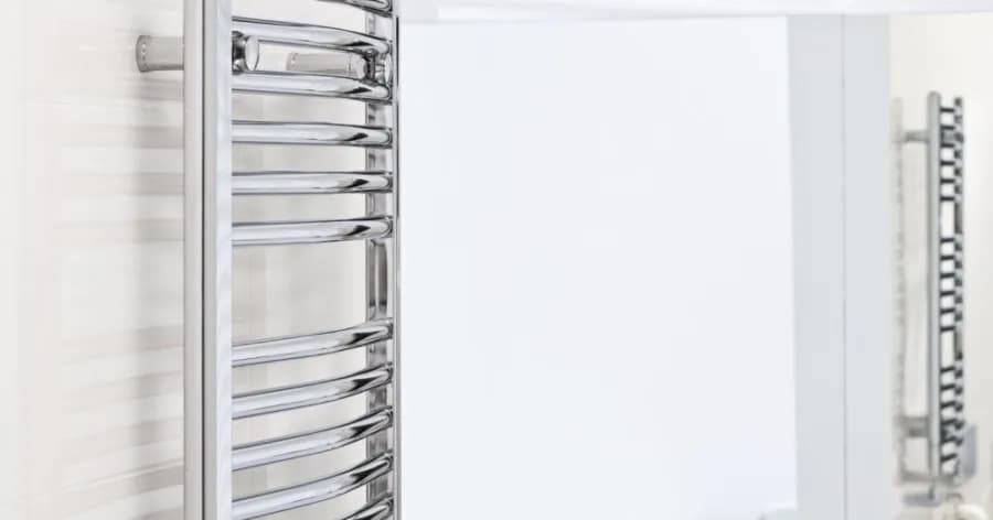 Jak dobrać moc grzejnika do łazienki, by uniknąć zimna i wilgoci?