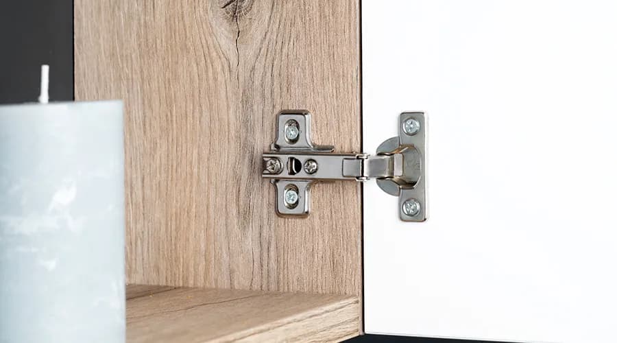Jak zamontować zawiasy do drzwi wewnętrznych bez błędów i frustracji