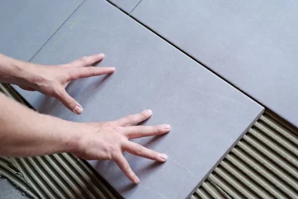 Jaki klej do płytek dekoracyjnych betonowych, aby uniknąć problemów?