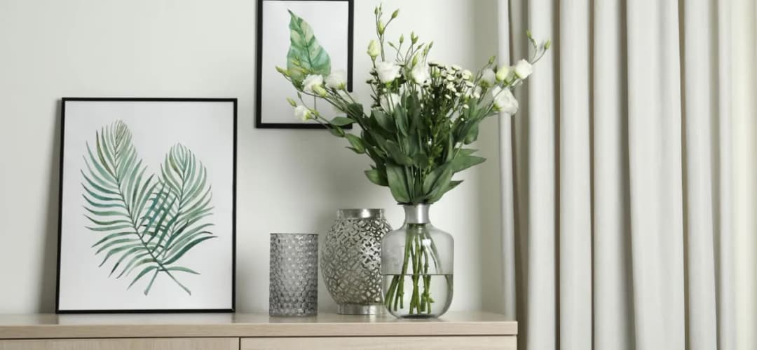 Co na komodę w przedpokoju: 10 inspirujących pomysłów na dekoracje