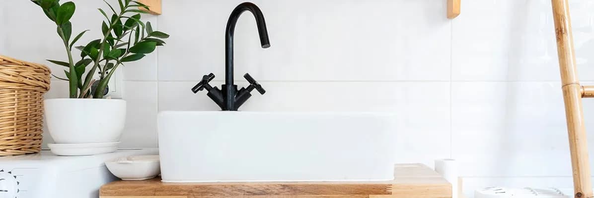 Jak wyposażyć małą łazienkę, aby maksymalnie wykorzystać przestrzeń