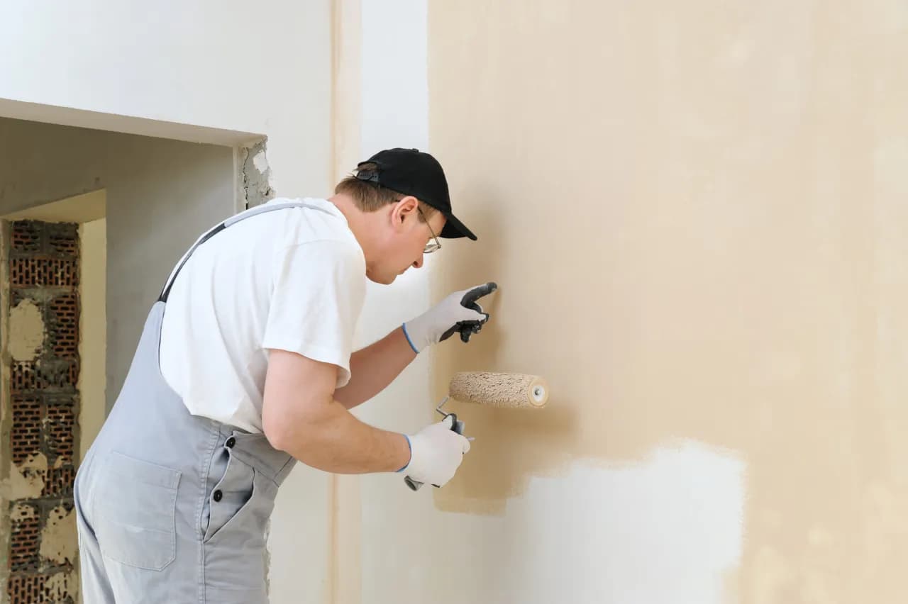 Jak skutecznie ukryć krzywe ściany w przedpokoju i poprawić wygląd