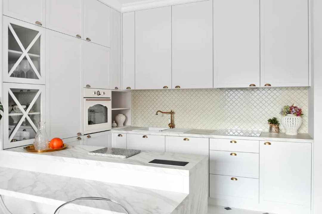 Jakie płytki do kuchni na wysoki połysk? Odkryj ich zalety i wady